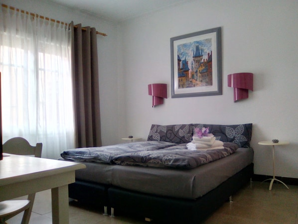 In-room safe, desk, free WiFi