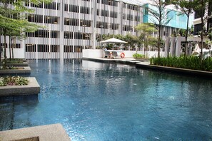 Una piscina al aire libre
