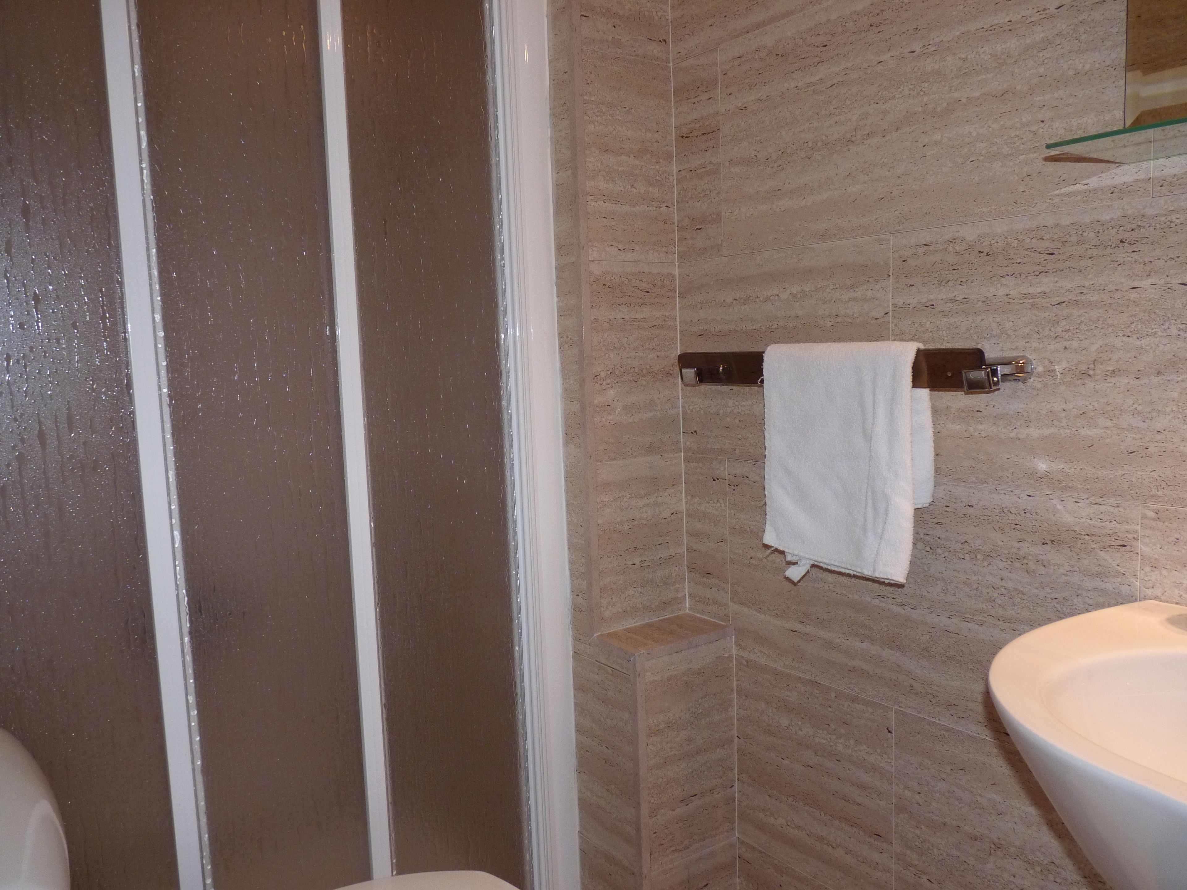 single room | bathroom | towels