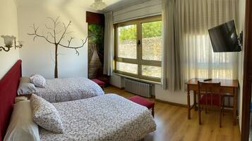 Habitación con 1 cama matrimonial o 2 individuales | Escritorio, cortinas blackout, cunas y wifi gratis