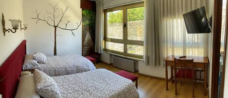 Dubbelrum eller tvåbäddsrum | Skrivbord, mörkläggningsgardiner, barnsängar och gratis wi-fi