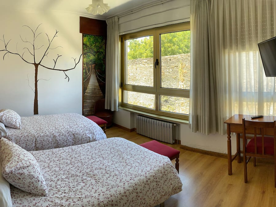 Habitación con 1 cama doble o 2 individuales | Escritorio, cortinas opacas, cunas (de pago) y wifi gratis