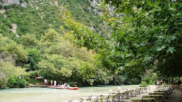 Σερβίρεται μεσημεριανό και βραδινό, με ελληνική κουζίνα