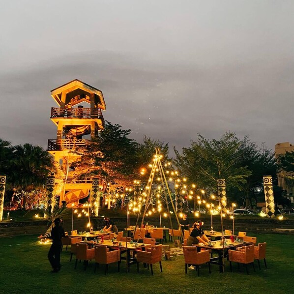 Fassade der Unterkunft – Abend/Nacht