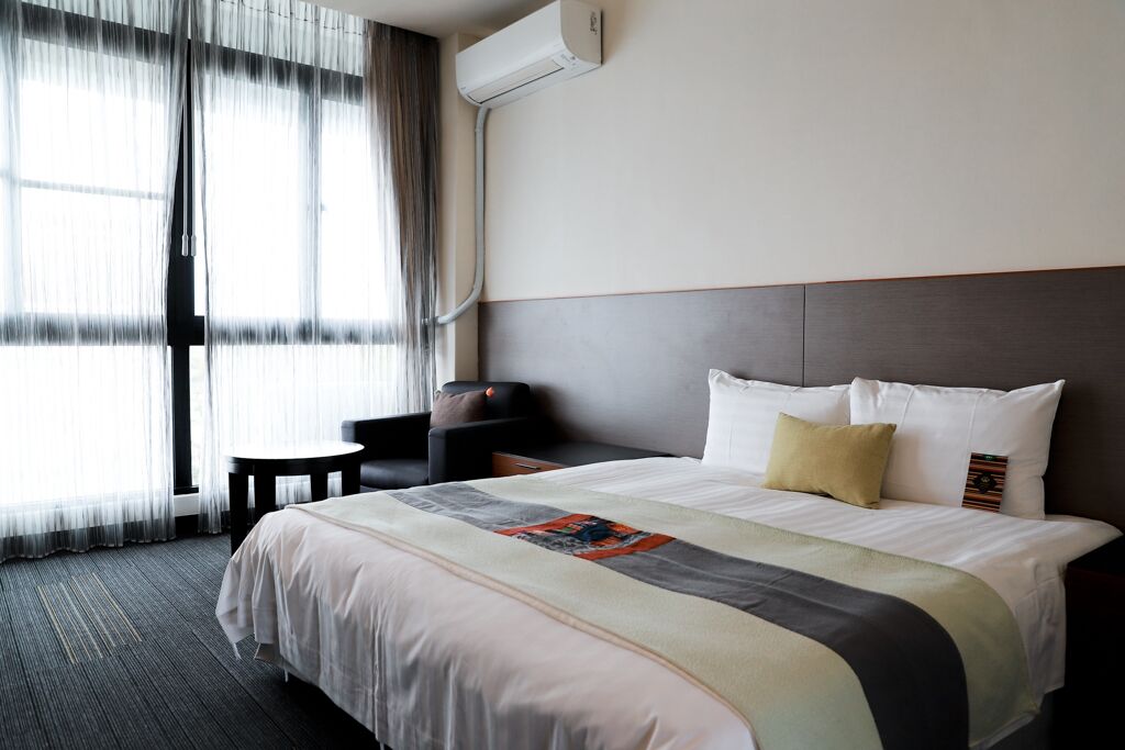 double room, 1 queen bed | desk, laptop workspace, blackout curtains, free wifi