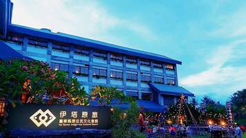 住宿正面 (夜晚)