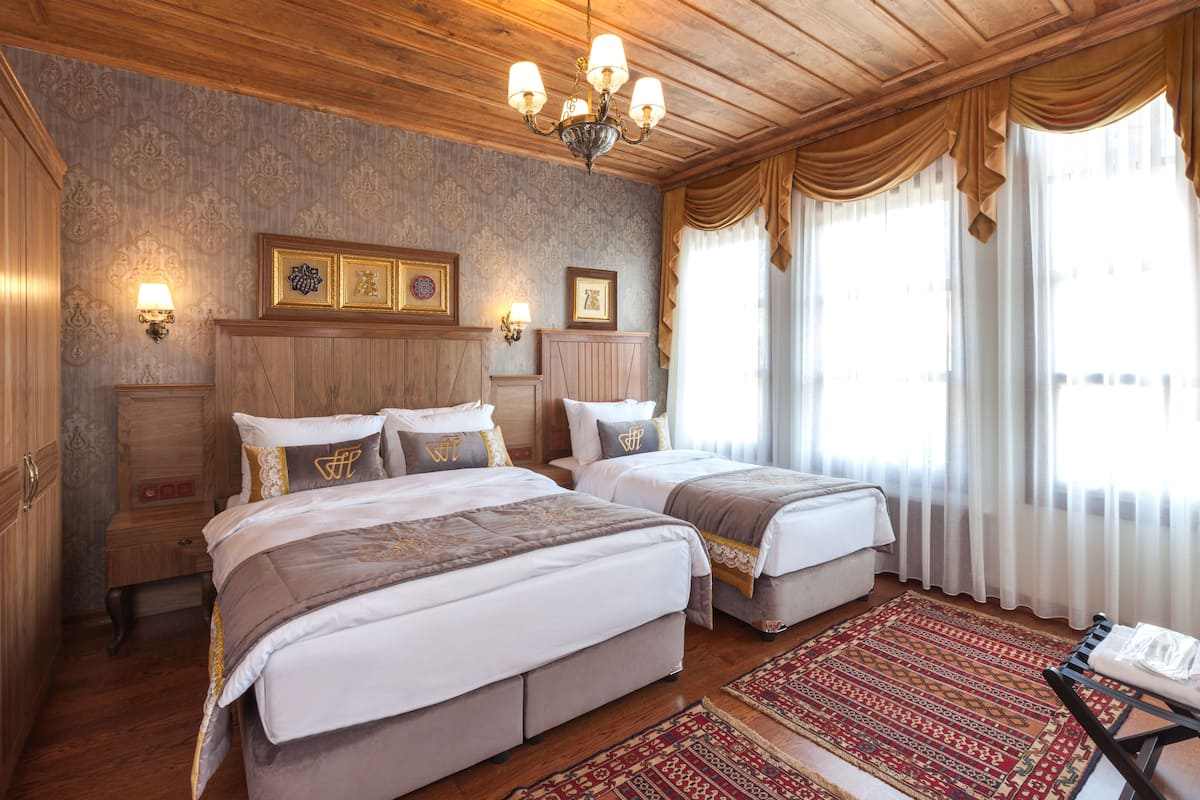 Tripla Deluxe, vista città | Biancheria da letto di alta qualità, cassaforte in camera