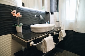 Doppia Matrimoniale | Bathroom | Combined shower/tub, rainfall showerhead, free toiletries, hair dryer