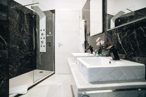 Doppia Matrimoniale con Idromassaggio | Bagno | Combinazione doccia/vasca, soffione a pioggia, set di cortesia gratuito