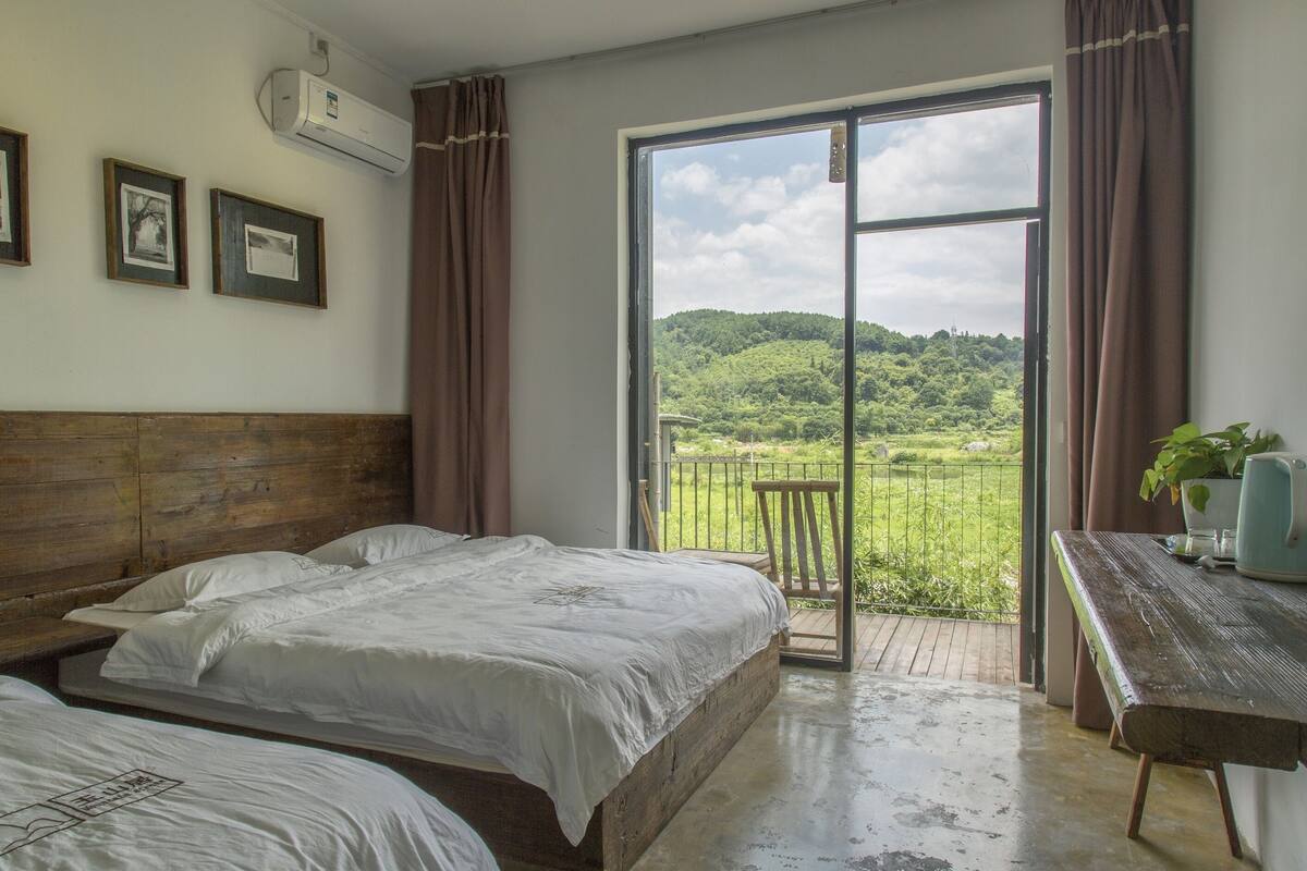 Family Room | Desk, blackout curtains, free WiFi
