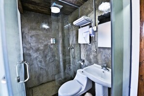 Standard King Room | Bathroom | Shower, free toiletries, hair dryer, slippers