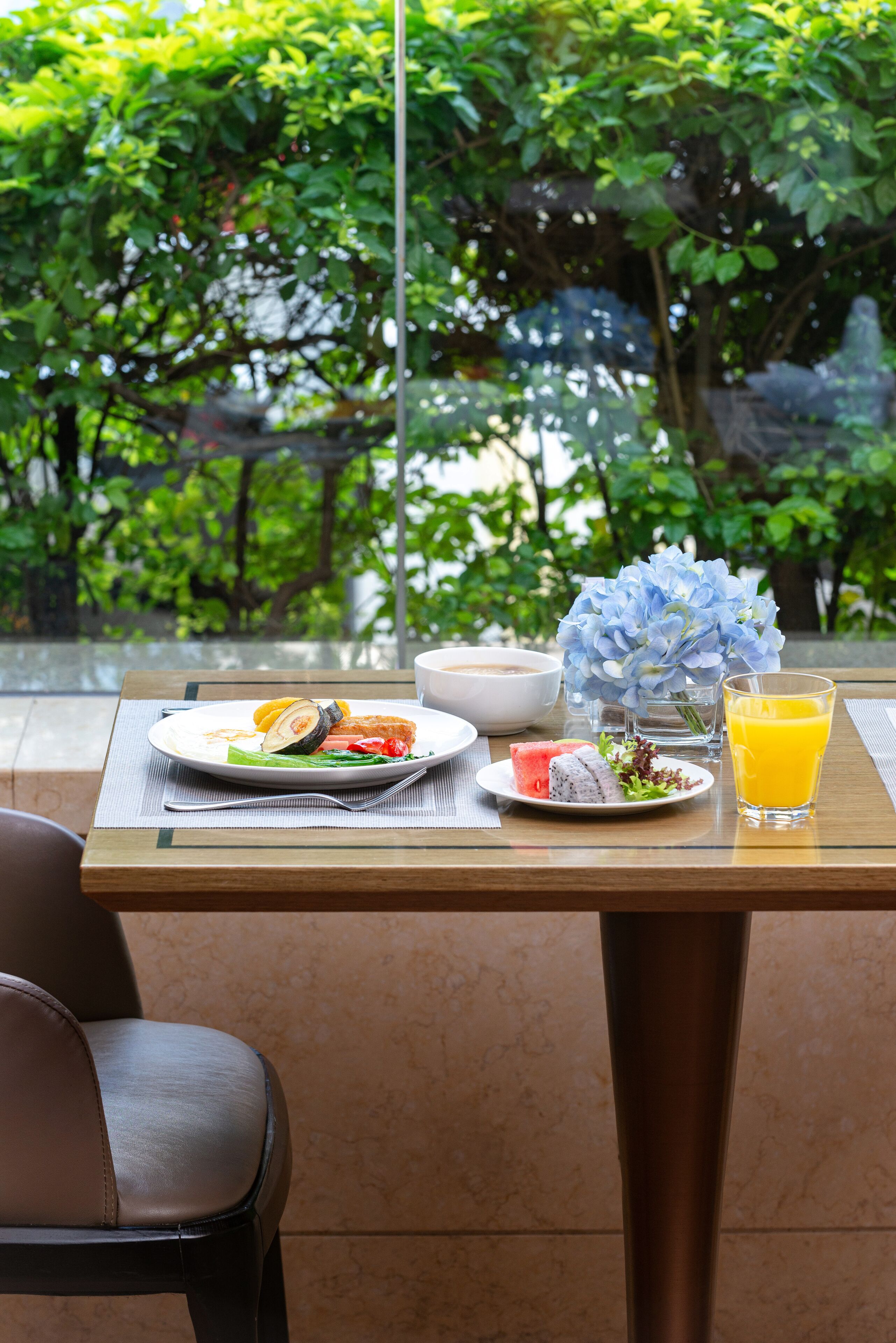 Daily buffet breakfast (CNY 88.00 per person)