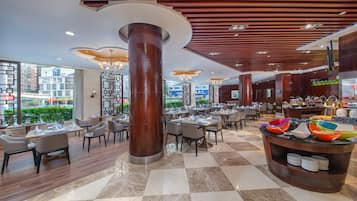 2 restaurantes; se sirve desayuno, almuerzo y cena; cocina china