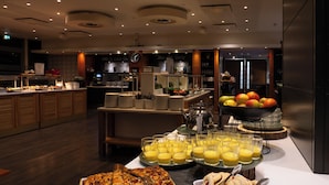 Un buffet con diversi cibi e un orologio a parete.