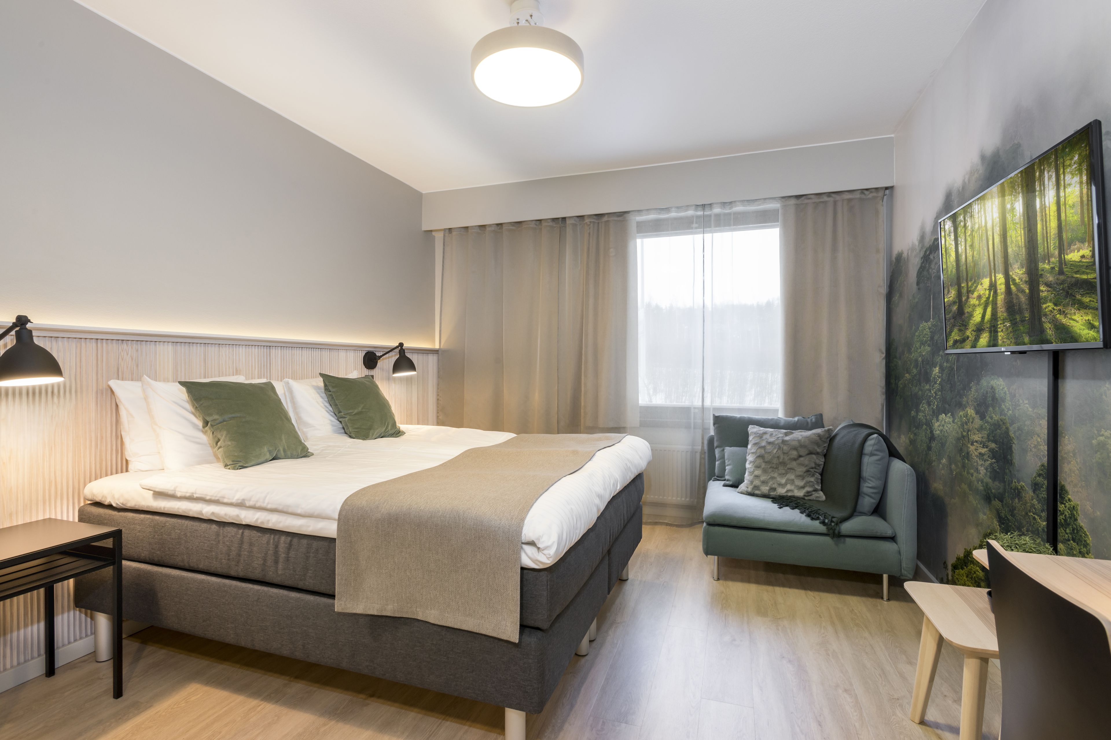 Minibar, desk, soundproofing, iron/ironing board