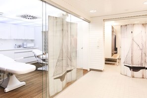 Couples treatment rooms, body treatments, hydrotherapy, aromatherapy