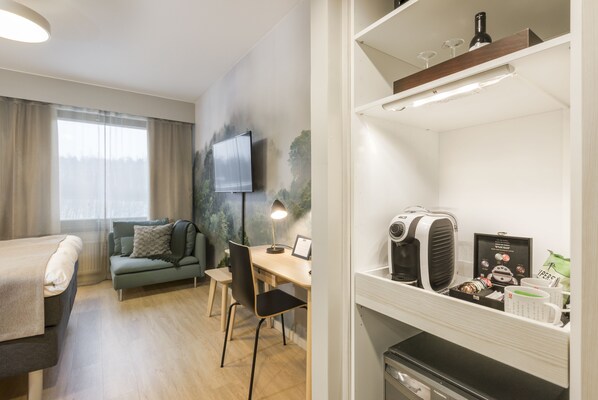 Superior Double Room, 1 Bedroom | Bar mini, meja, kalis bunyi, seterika/papan seterika 