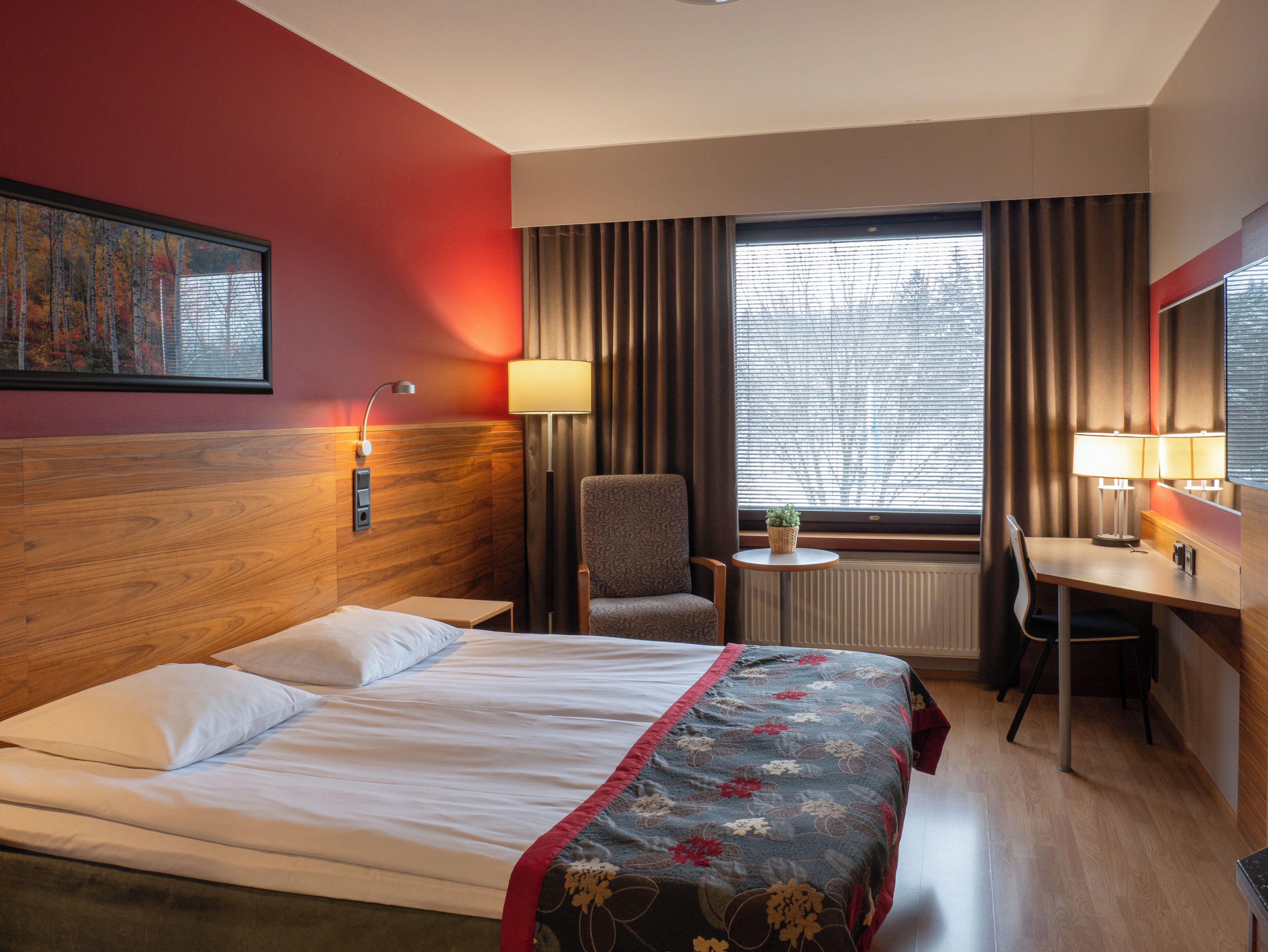 Minibar, escritorio y sistema de insonorización 