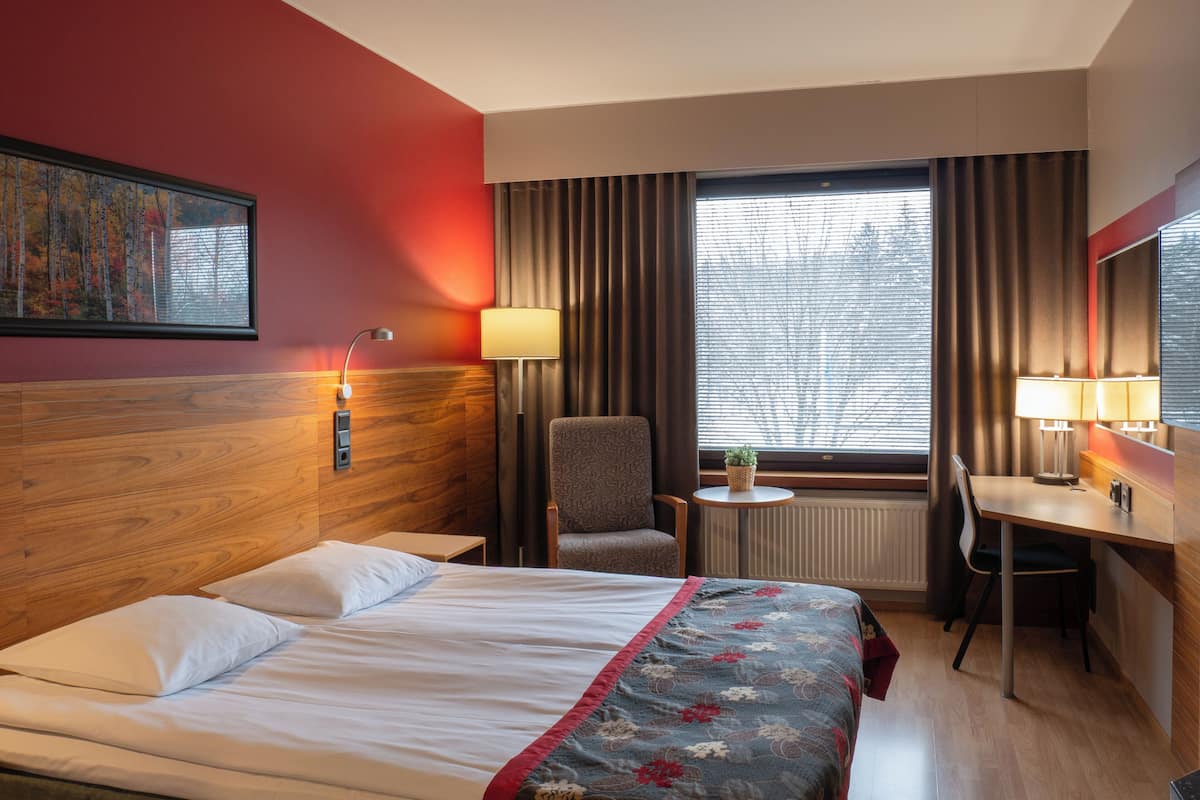 Minibar, escritorio y sistema de insonorización