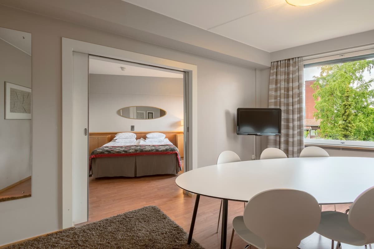 Suite, 1 trÚs grand lit | Coin séjour