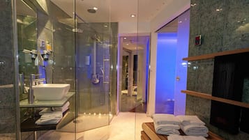 Suite, 1 cama de matrimonio grande | Baño | Ducha, artículos de higiene personal gratuitos, secador de pelo y bidé
