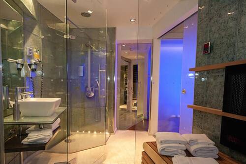 Suite, 1 kingsize bed | Badkamer | Een douche, gratis toiletartikelen, een haardroger, een bidet