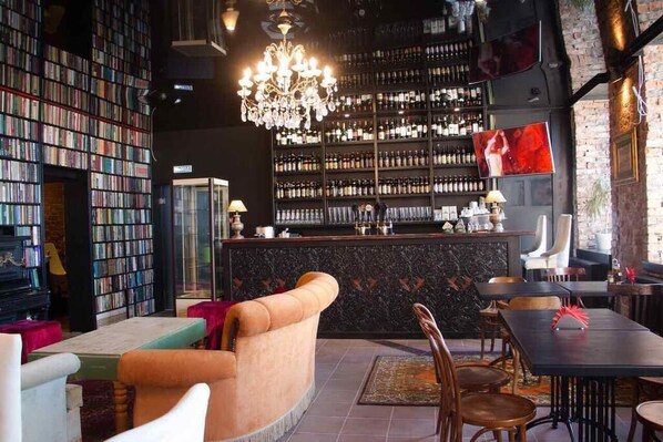 Melayani sarapan dan makan siang dengan sajian masakan internasional