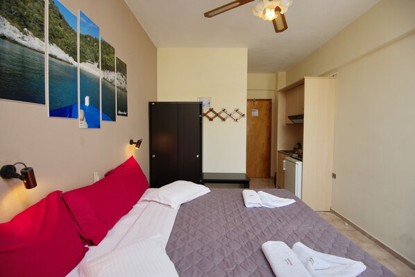 A hotel room with a bed, a wardrobe, a desk, and a bathroom. - Gorgona Hotel (Alonissos)