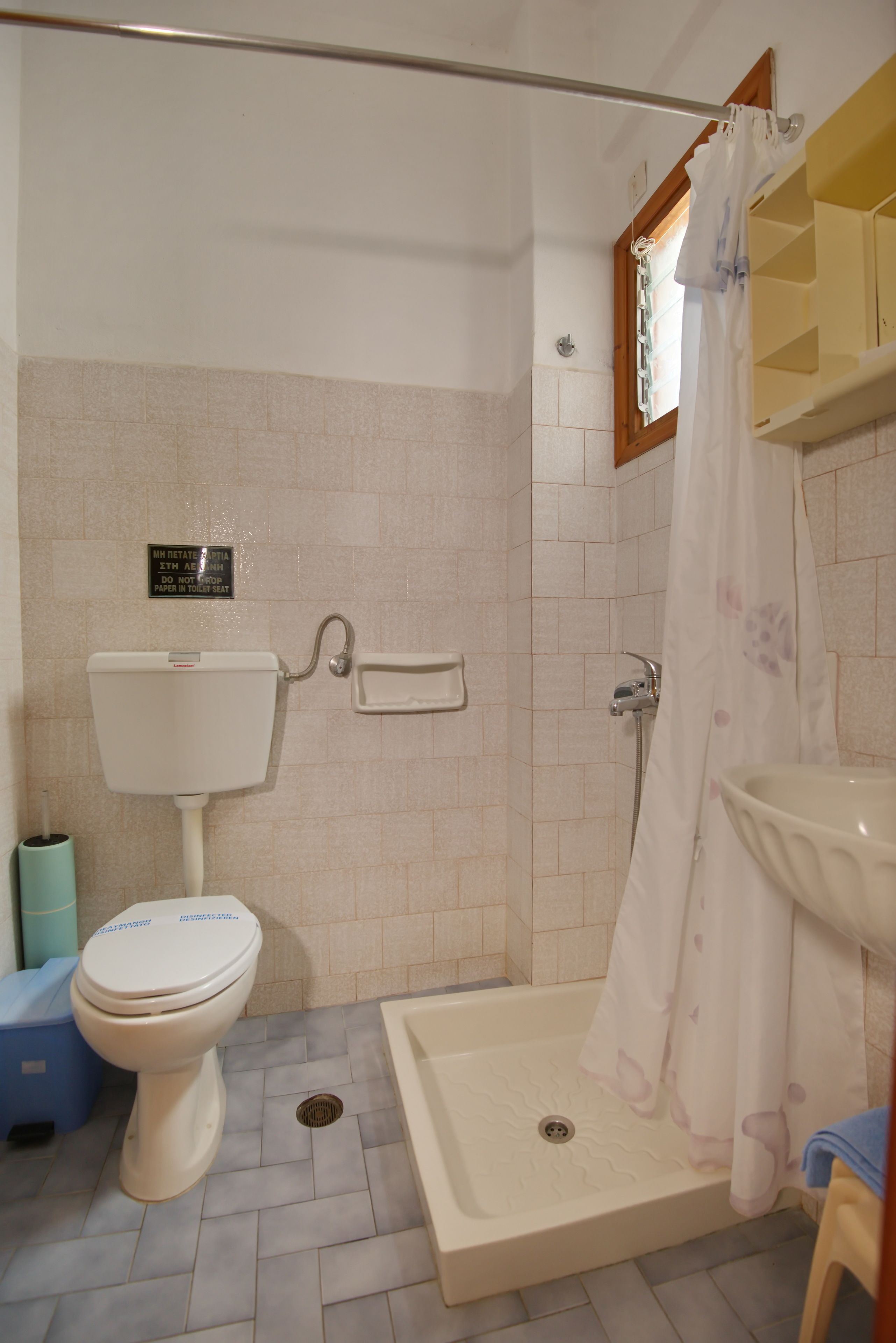 Un baño con inodoro, ducha y lavabo.