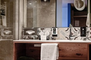 Villa MainTraum Doppelzimmer | Bathroom | Free toiletries, hair dryer, bathrobes, slippers - Seehotel Niedernberg - Das Dorf am See (Niedernberg)