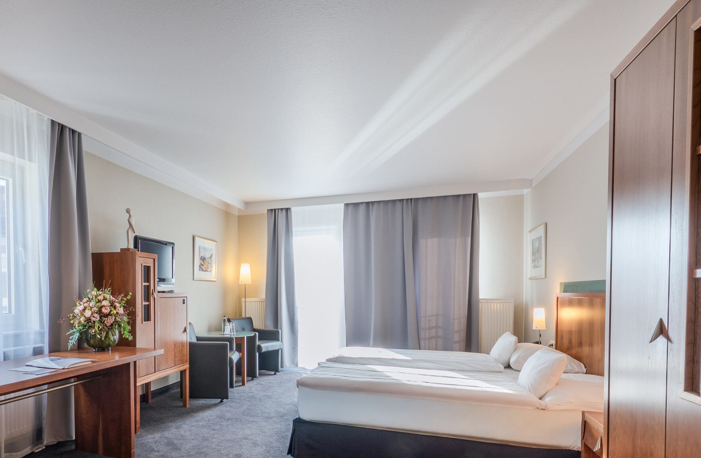 Quarto casal conforto | Roupas de cama antialérgicas, frigobar, cofres nos quartos, escrivaninha