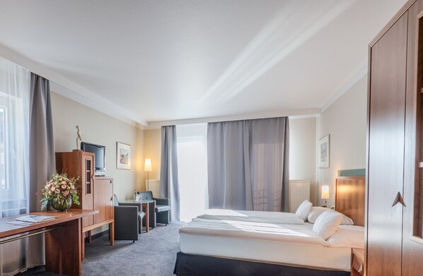 Doppelzimmer Komfort | Allergikerbettwaren, Minibar, Zimmersafe, individuell dekoriert