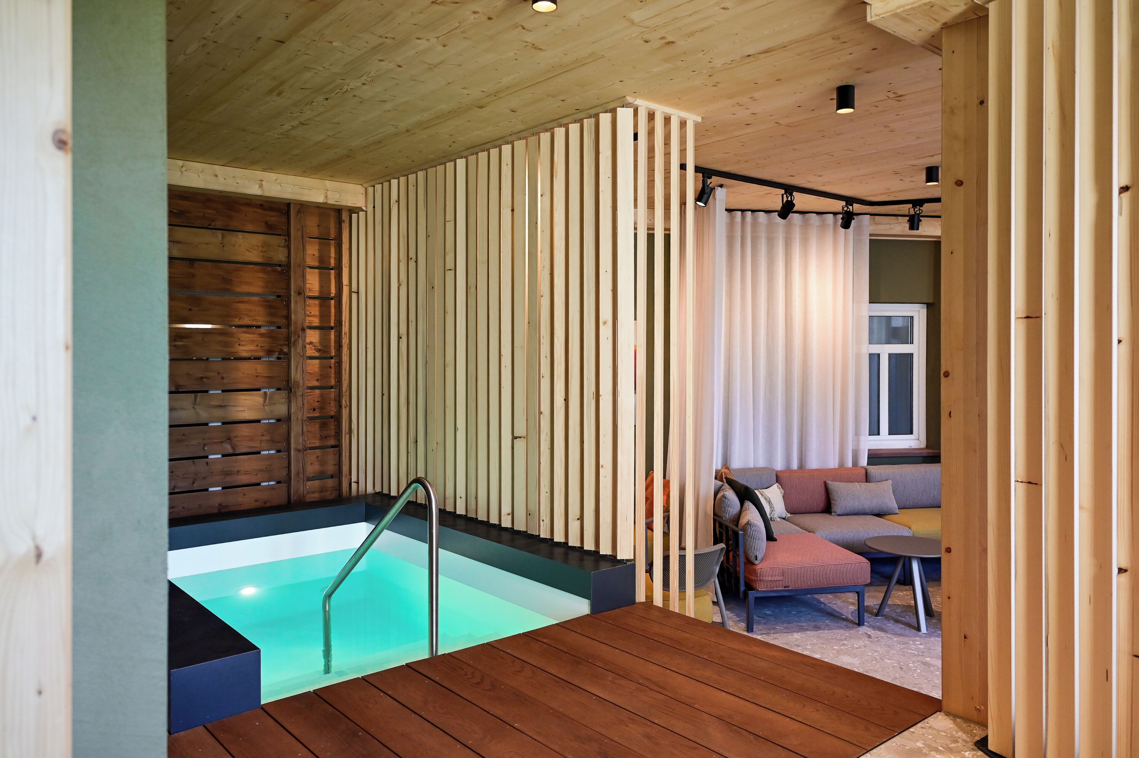 Un sauna, una bañera de hidromasaje, tratamientos corporales