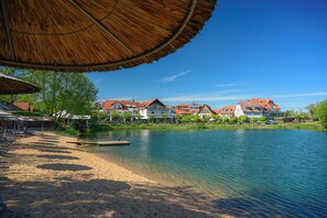 Private beach, beach bar - Seehotel Niedernberg - Das Dorf am See (Niedernberg)