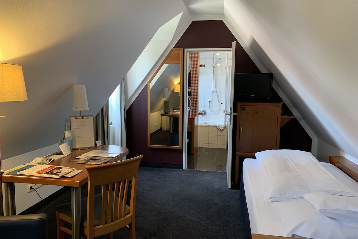 Single Room | Hypo-allergenic bedding, minibar, in-room safe, desk