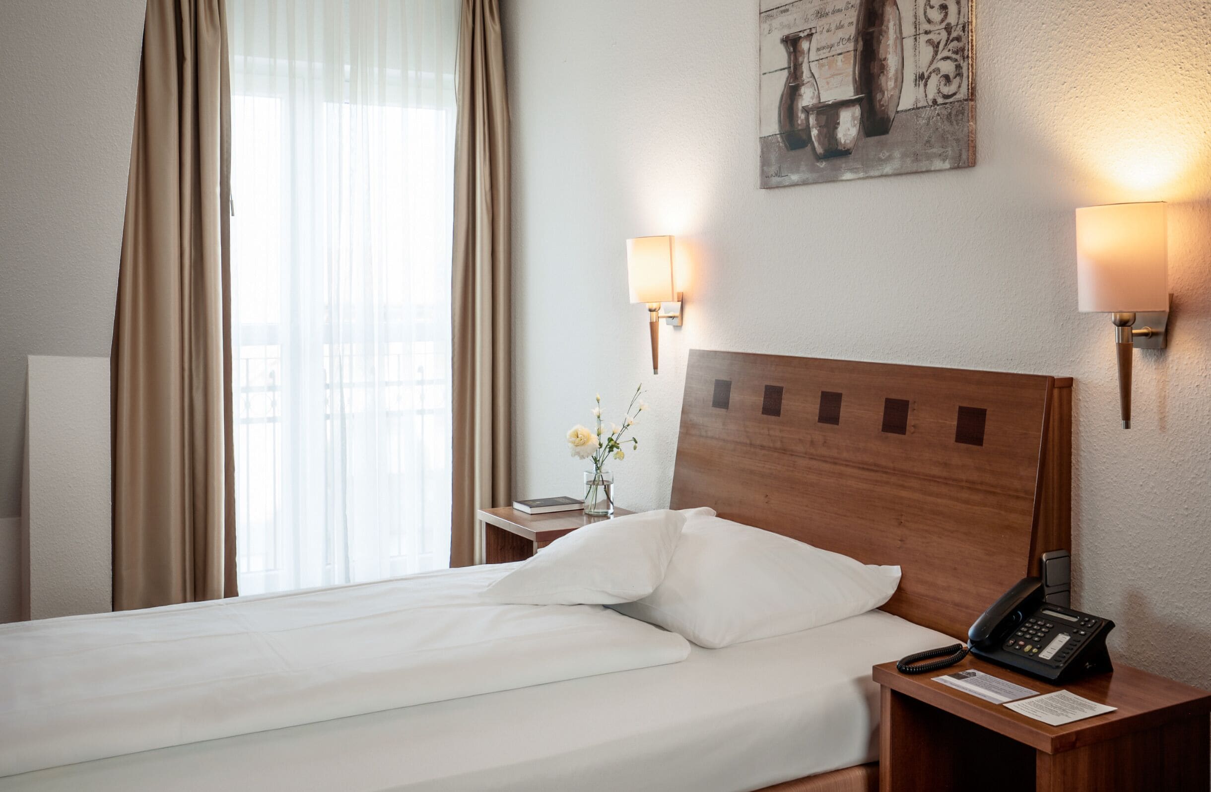 Quarto solteiro | Roupas de cama antialérgicas, frigobar, cofres nos quartos, escrivaninha