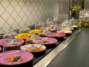Desayuno buffet diario (EUR 29 por persona)