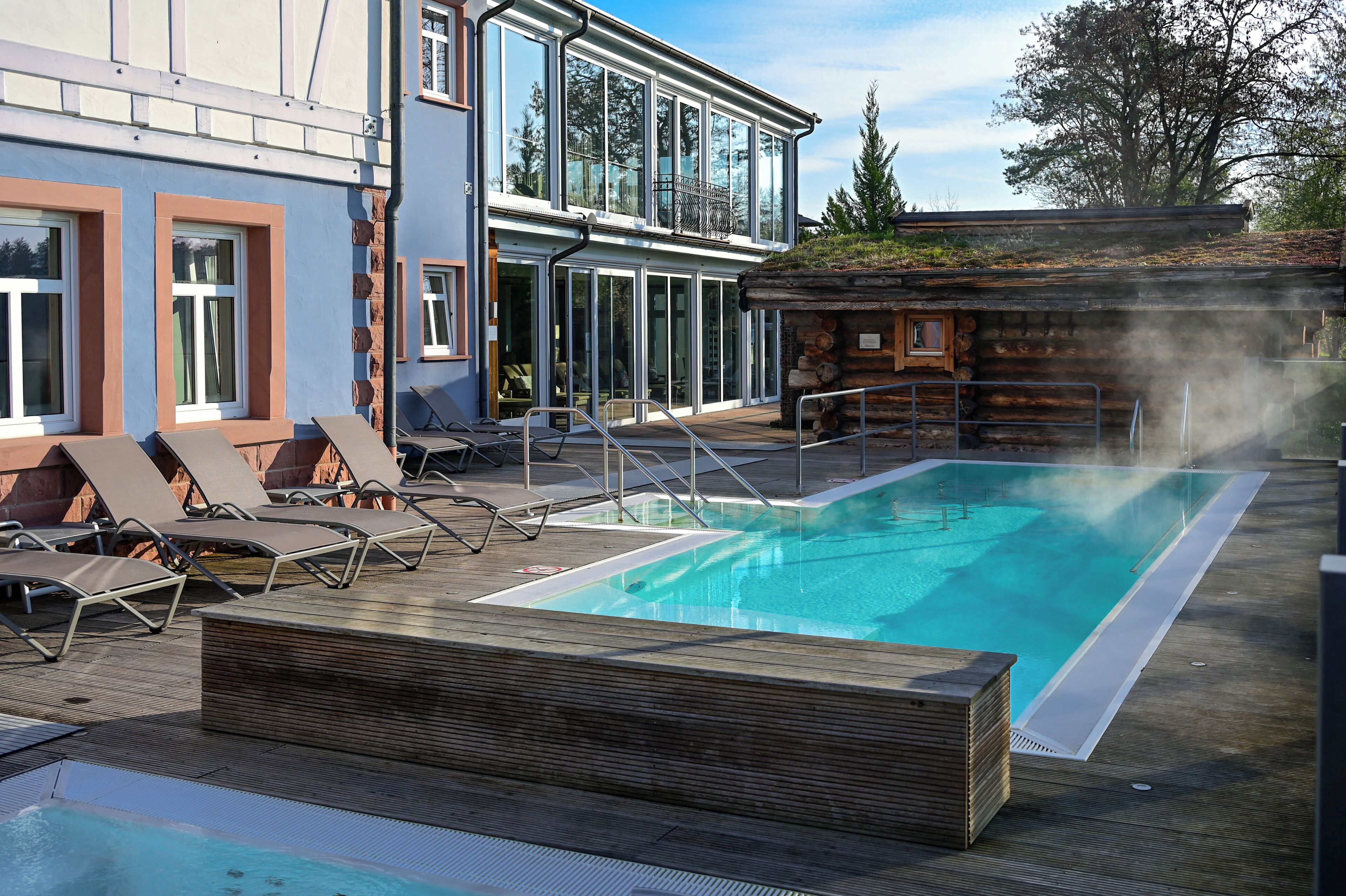 Innenpool, Außenpool, Sonnenschirme, Liegestühle