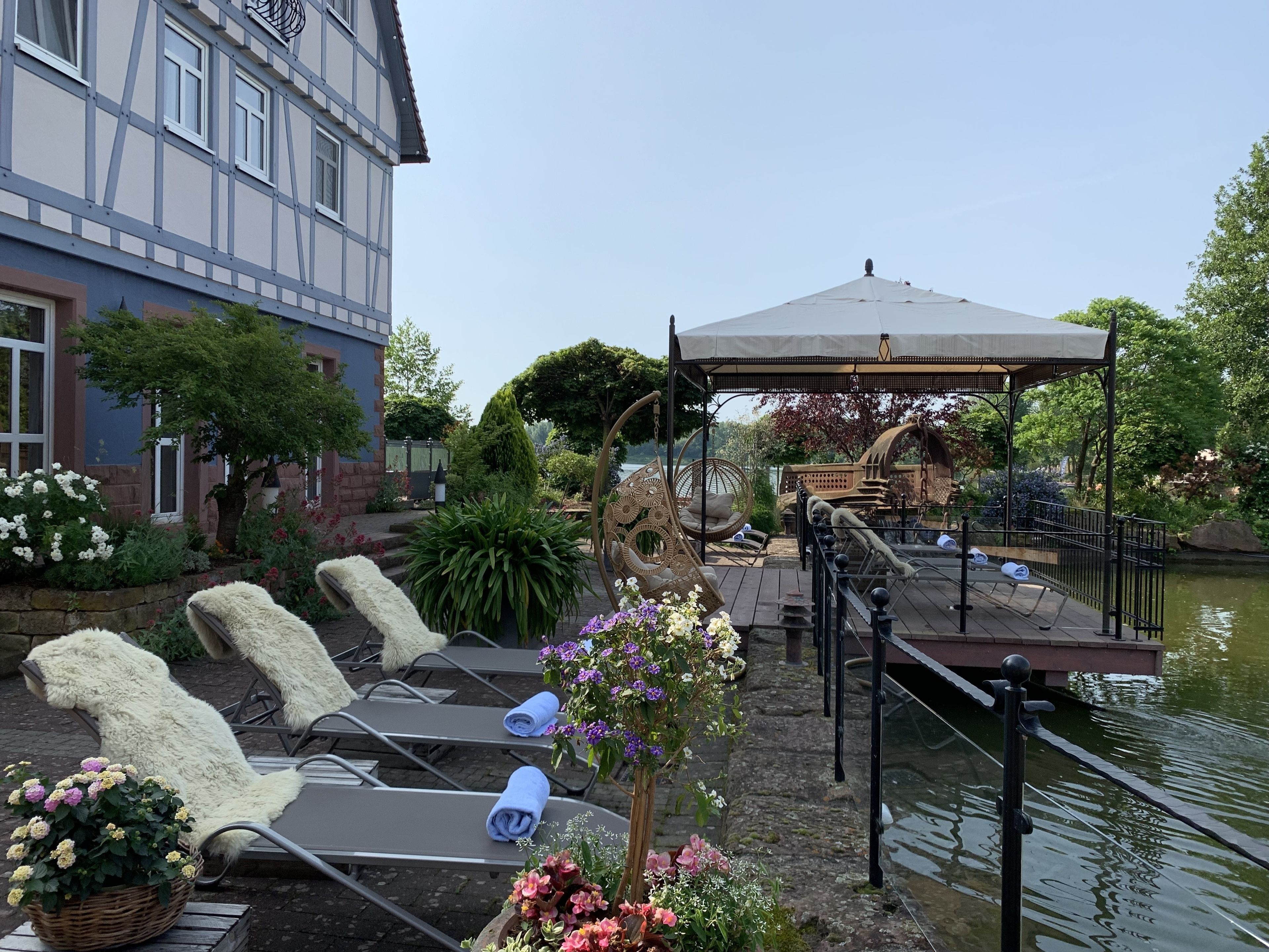 sauna, hot tub, body treatments, body wraps, body scrubs, facials