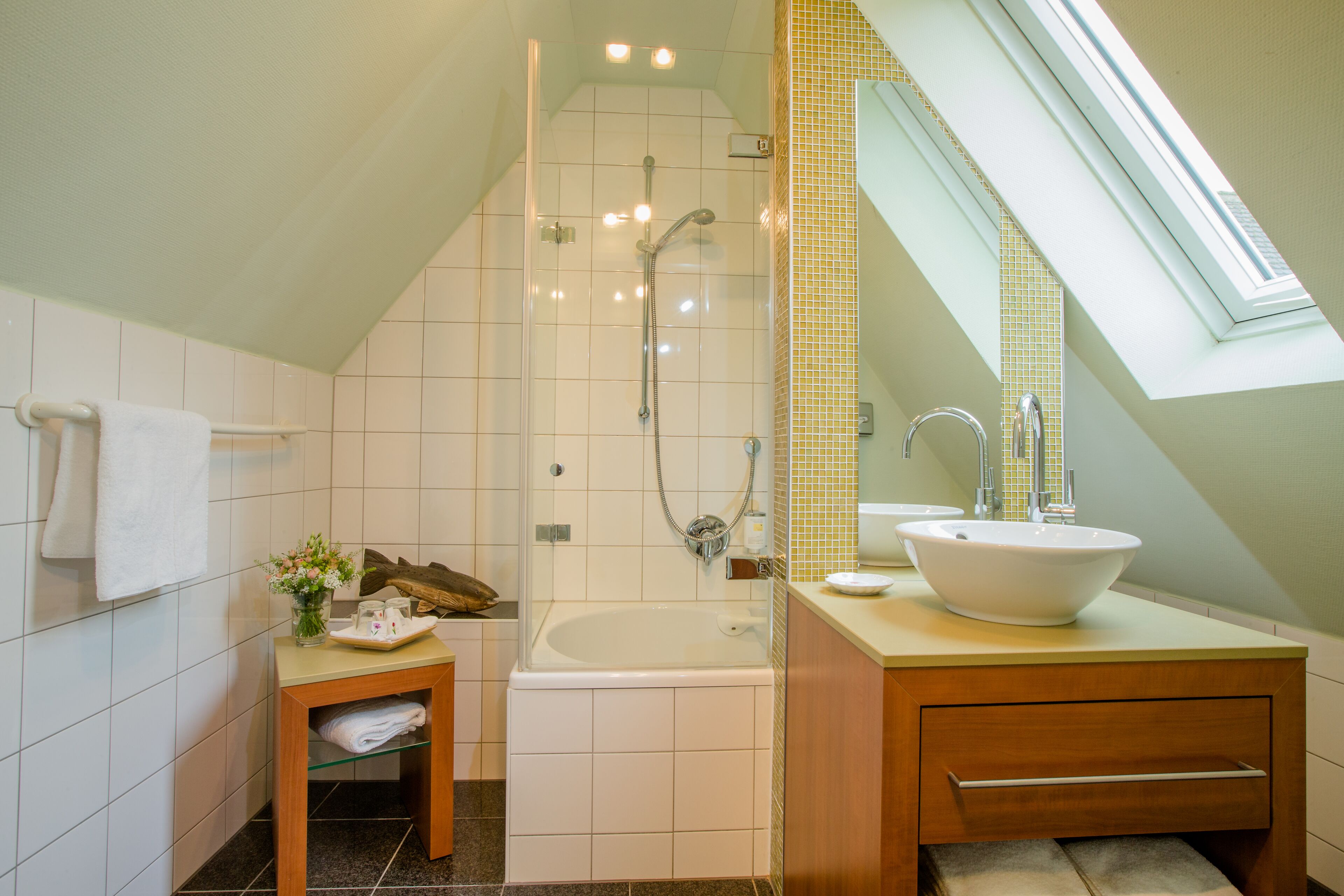 single room | bathroom | free toiletries, hair dryer, bathrobes, slippers