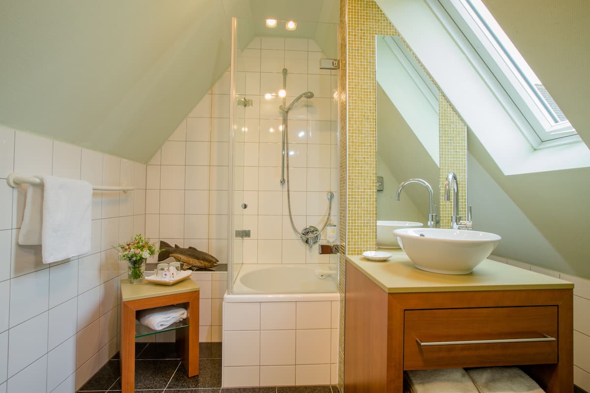 single room | bathroom | free toiletries, hair dryer, bathrobes, slippers