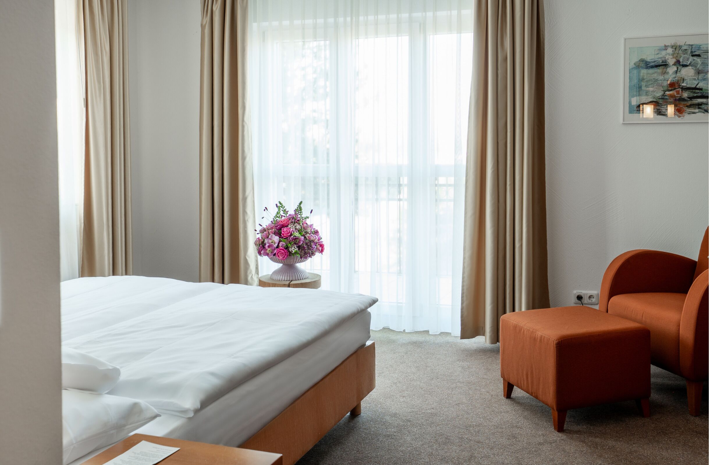 Quarto casal clássico | Roupas de cama antialérgicas, frigobar, cofres nos quartos, escrivaninha