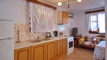Studio | Private kitchen | Fridge, oven, stovetop, coffee/tea maker