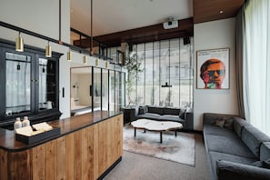 Seprai premium, minibar, brankas, dan didekorasi berbeda-beda