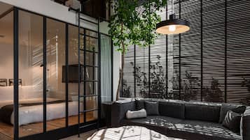 Suite Keluarga, Bebas Asap Rokok (Loft, 30 sqm) | 1 kamar tidur, seprai premium, minibar, dan brankas