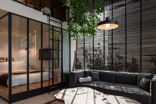 Living Suite (55 sqm) Non Smoking | Premium bedding, minibar, in-room safe, individually decorated