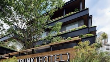 Een modern hotel met een bord waarop 'TRUNK HOTEL' staat.