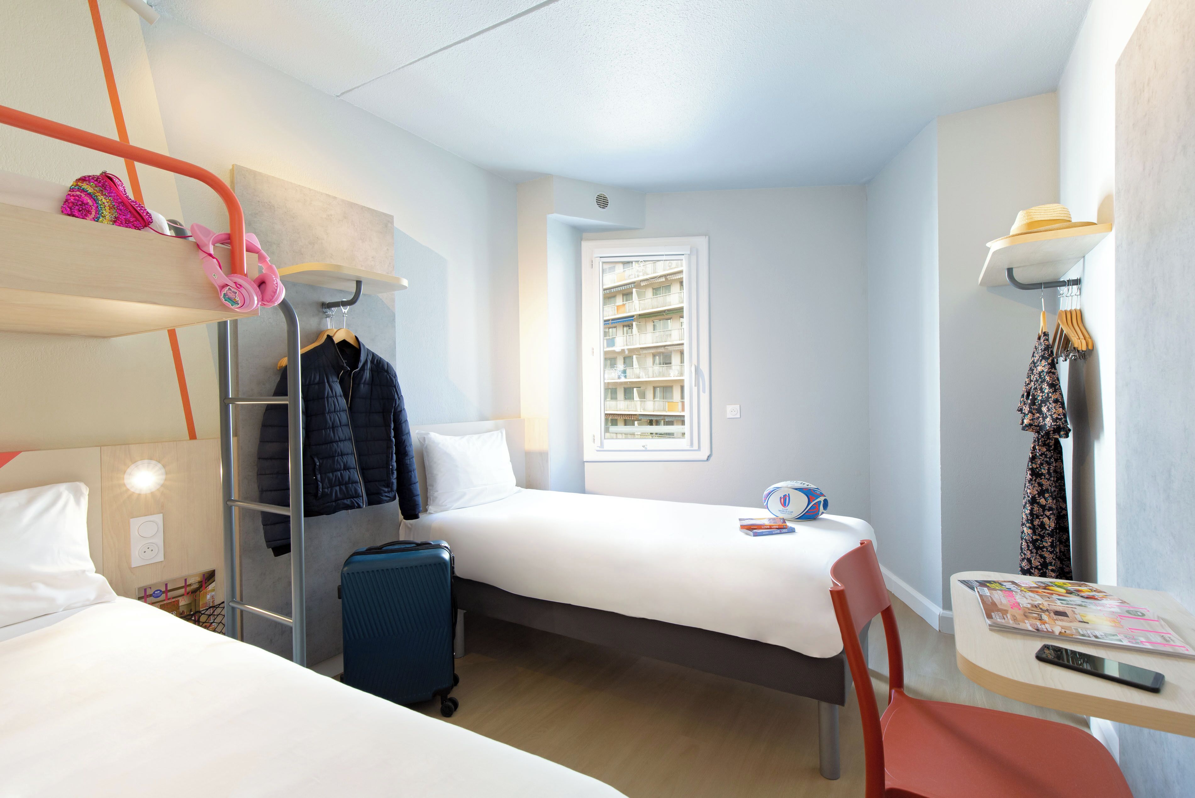 ファミリー ルーム (double bed, 1loft bed and 1single bed) | デスク、遮光カーテン、防音設備、WiFi (無料)