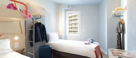 ファミリー ルーム (double bed, 1loft bed and 1single bed) | デスク、遮光カーテン、防音設備、WiFi (無料)