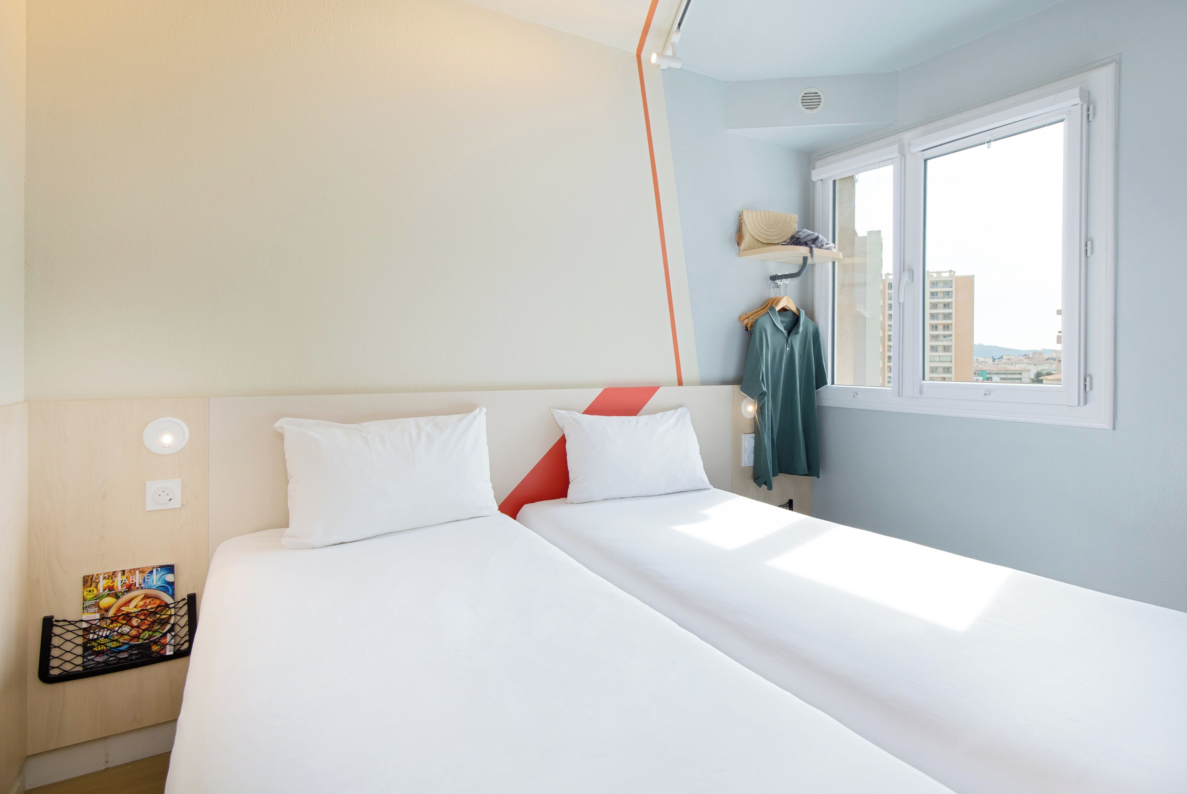 Habitación con 2 camas individuales, 2 camas individuales | Escritorio, cortinas blackout, insonorización y wifi gratis 